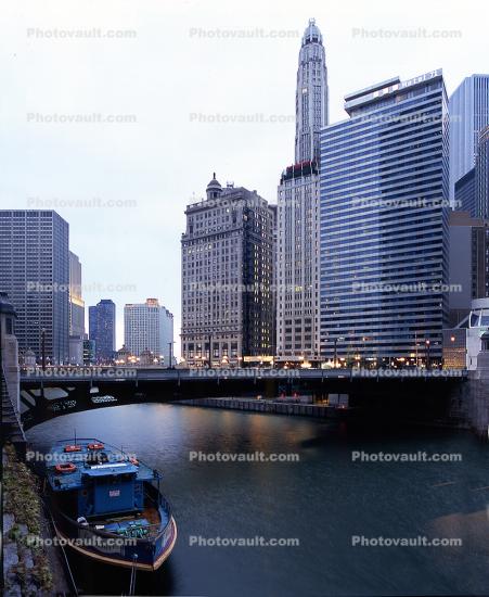 Boat, Chicago River, Mather Tower, Wyndham Grand Chicago Riverfront, (Hotel 71), Tour Boat, tourboat