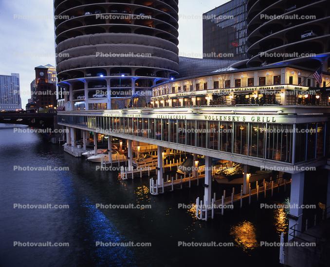 Wollinsky's Grill, Chicago River, Marina City marina, car parking