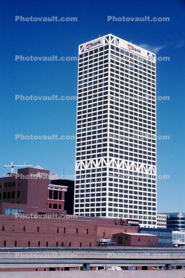 US Bank Center, tallest building in Milwaukee and Wisconsin, built 1973, 182.2 meters high, First Wisconsin Center, 1970s