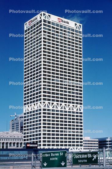 US Bank Center, tallest building in Milwaukee and Wisconsin, built 1973, 182.2 meters high, First Wisconsin Center, 1970s