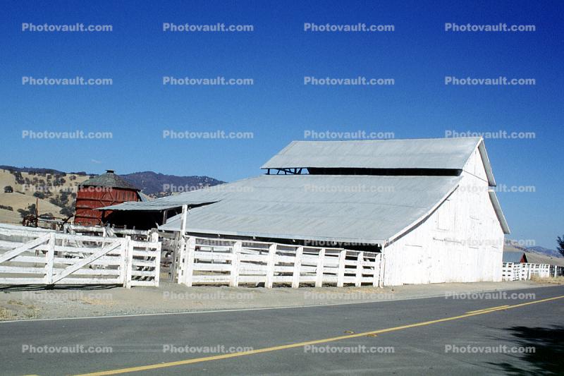 Barn, south of Hollister, Highway-25