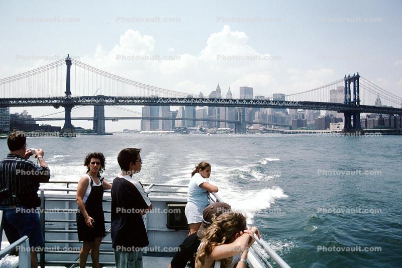 Manhattan-Bridge, East-River, summer