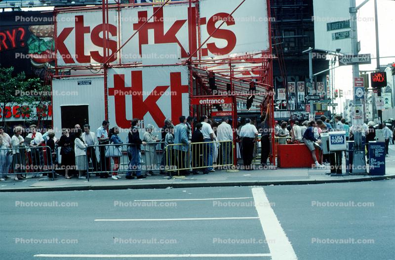 tkts, crowds, newstand, lines, queue, June 1989