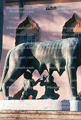 She-wolf, bronze sculpture, suckling twin infants, Sarasota