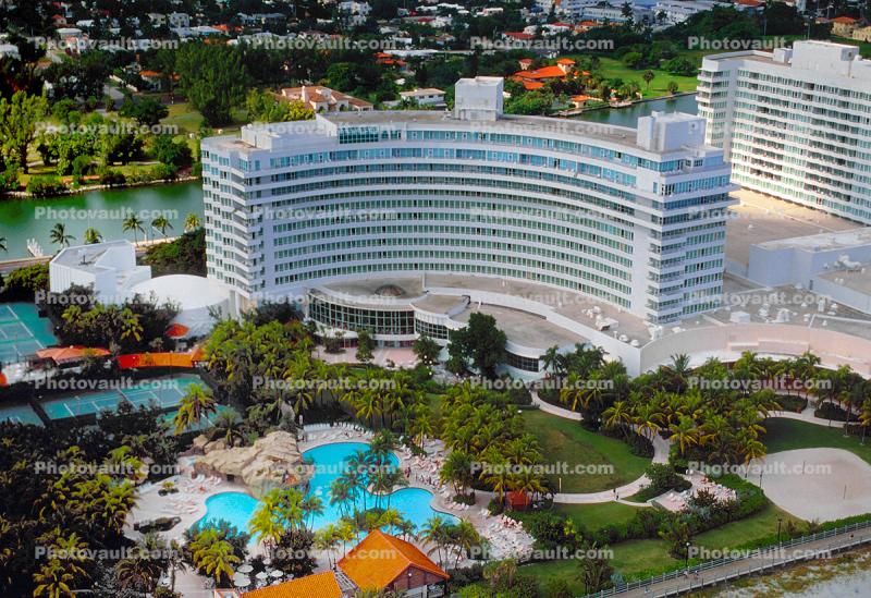 Fontainebleau Hotel, Miami Beach, Semi Circle Building, Swimming Pool, palm trees, 21 January 1995