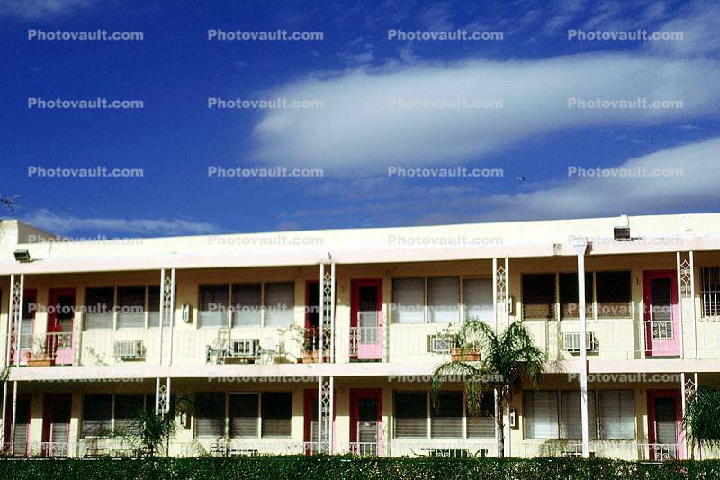 Art-deco building, motel, palm tree, balcony, 21 January 1995