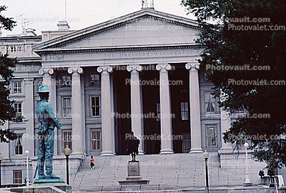 The Treasury Department, Statues and Columns