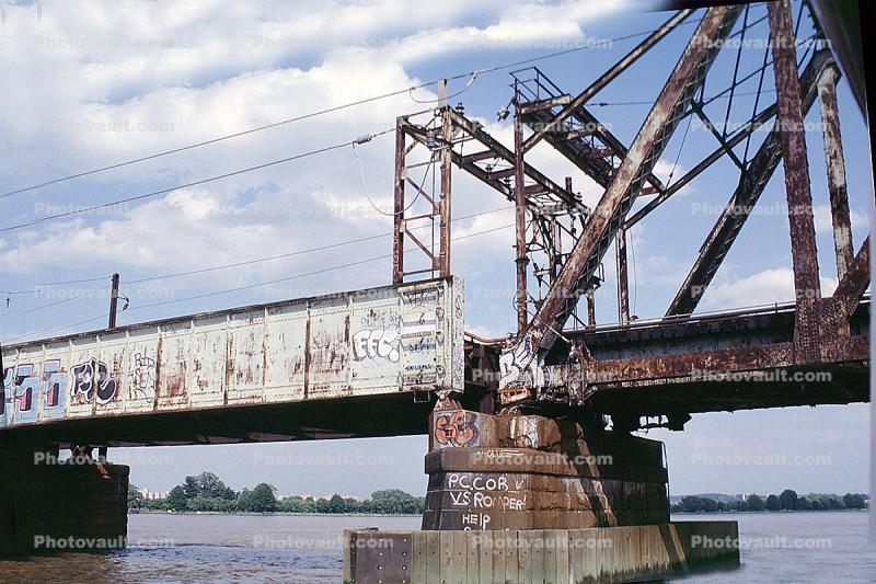 Potomac River, Rusty Bridge, decay
