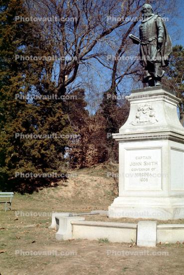 Caprain John Smith statue, monument