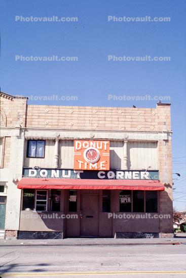 Donut Time, Corner
