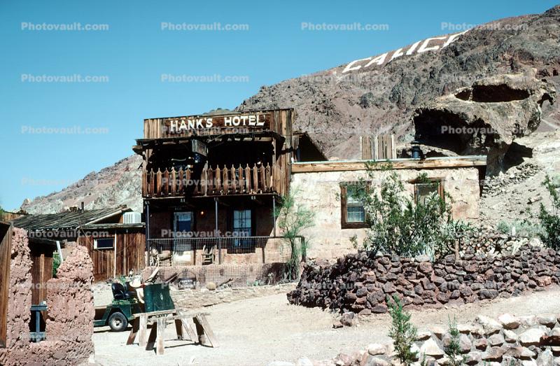 Hank's Hotel, Building