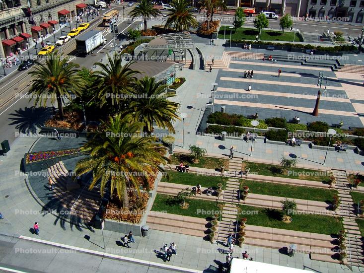 Union Square, palm trees, people, downtown, downtown-SF, June 2005