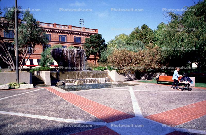Levi Plaza, fountain