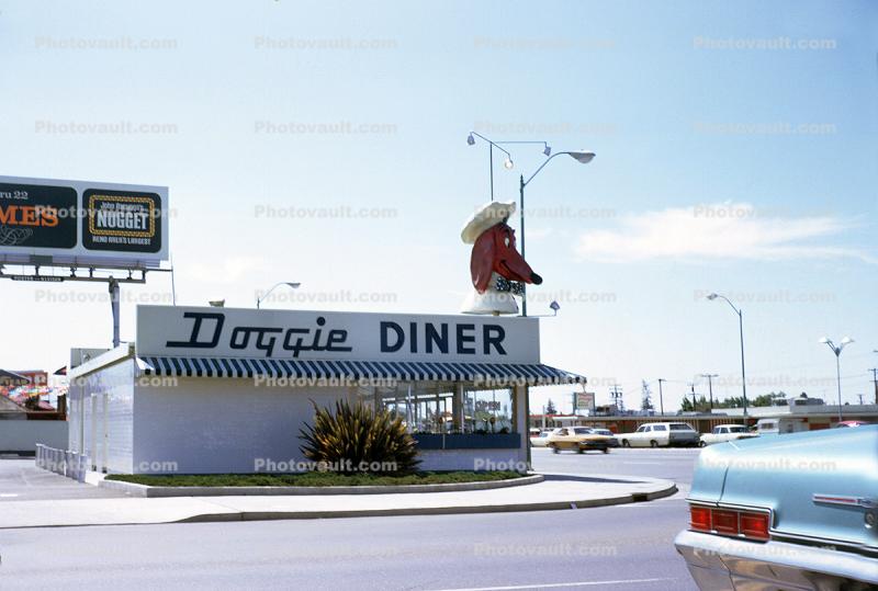 Doggie Diner, Building, 1960s
