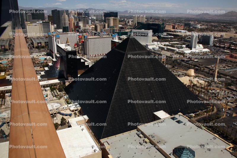 Luxor Hotel, Casino, Pyramid Building, skyline