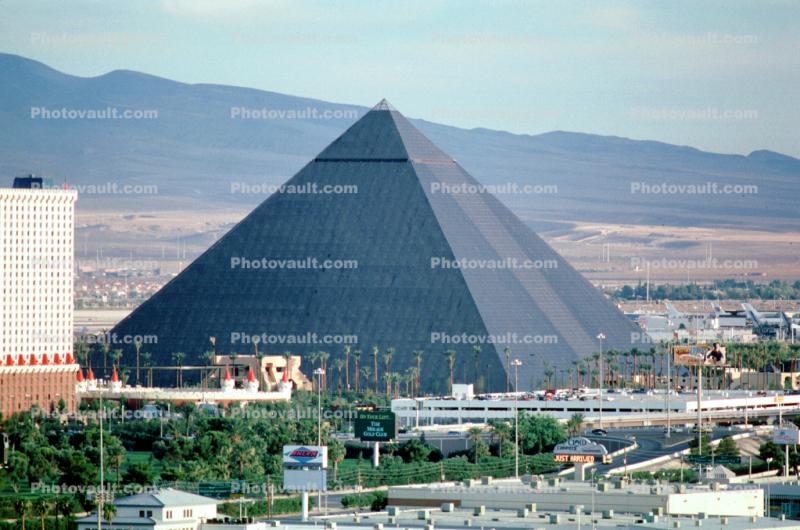 Luxor Pyramid, landmark building