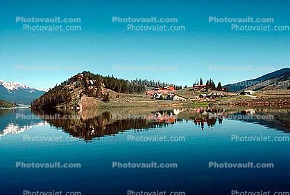 Lake, Reflection, Shore, hills, buildings, Homes, houses, village, Dillon Reservoir, Summit County