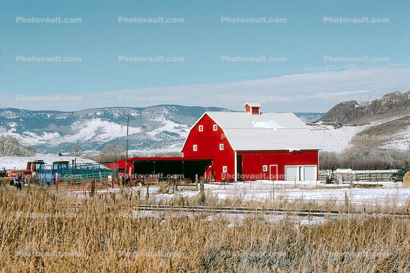 Barn builfinh, hilld, mountains, fields, cold, ice, snow, mountains
