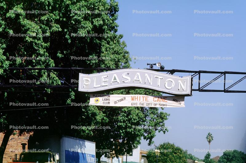 Sign, Arch, Downtown, landmark, 28 October 1983