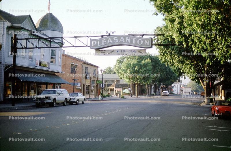 Cars, Arch, Downtown, Quit, Peaceful, trees, 28 October 1983