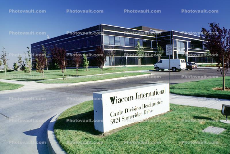 Office Building, lawn, Viacom International, 27 August 1985