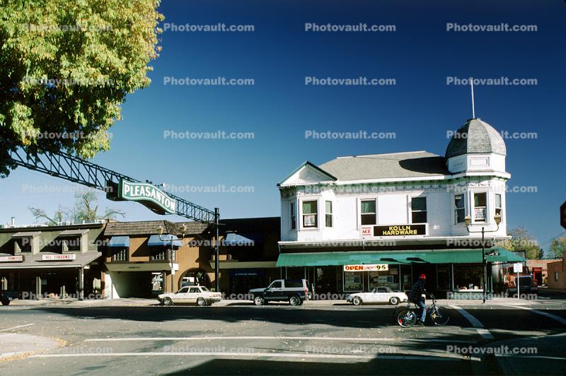 Downtown Arch, landmark building, Kolln Hardware Store, 1985, 18 November 1985
