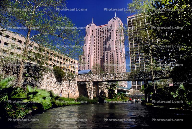 Marriot Hotel, footbridge at the Riverwalk, San Antonio, 25 March 1993