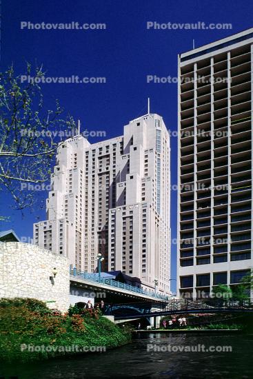 Marriot Hotel, footbridge, river, walkway, highrise, building, Paseo del Rio, the Riverwalk, San Antonio, 25 March 1993