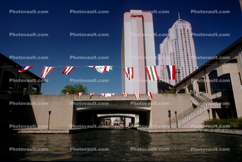 Marriot Hotel, highrise, building, footbridge, river, walkway, Paseo del Rio, the Riverwalk, San Antonio, 25 March 1993