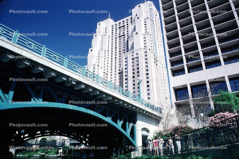 Marriot Hotel, bridge, highrise, building, Paseo del Rio, the Riverwalk, San Antonio, 25 March 1993