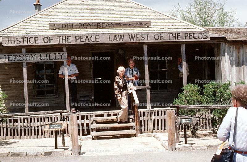Judge Roy Bean, The Jersey Lilly, Justice of the Peace, Law West of the Pecos, Wildwest, saloon, Billiard Hall, Langtry, tourists, people