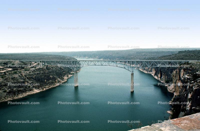 Rio Grande River Bridge, Water