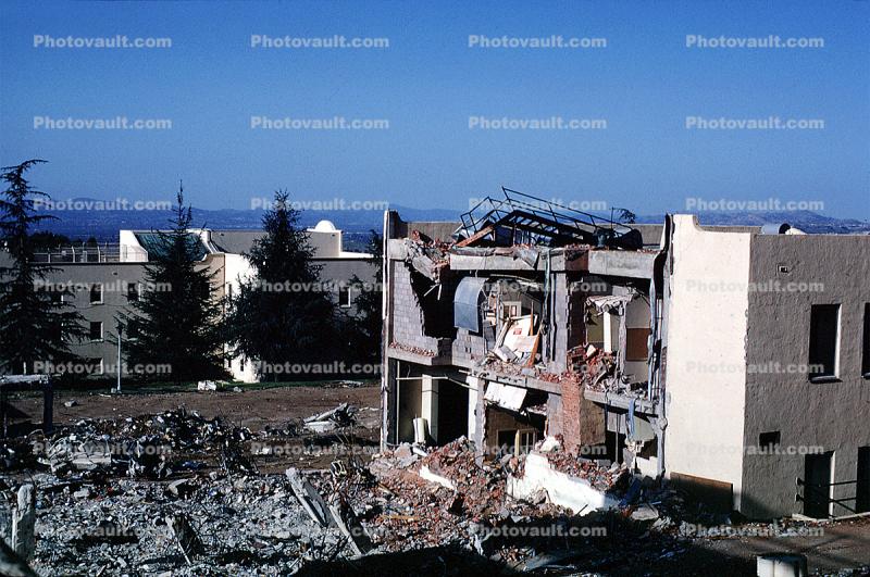 San Fernando Veterans Administration Hospital campus, collapse, Heavy Building Damage