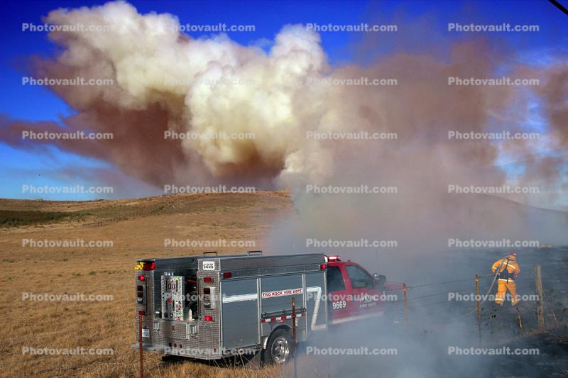 Lou Stoerzinger, flames, fence, fireman, firefighter, Pyrocumulus Cloud, Flammagenitus, Cumiliform, Sonoma County