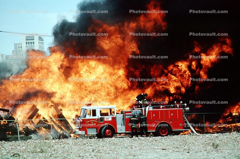 Fire, Thick Black Smoke, Mission Bay, San Francisco, Seagrave Truck, Fire Engine, Flames from hell