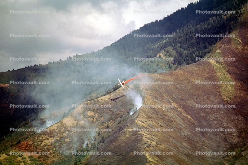 Convair PB4Y-2 Privateer, dropping fire retardent on a mountain fire