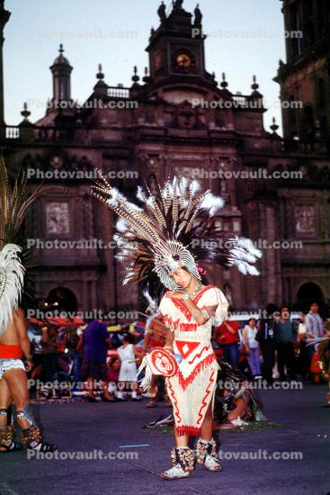 American Indian, ethnic costume, Native Indians Dancing, tourists
