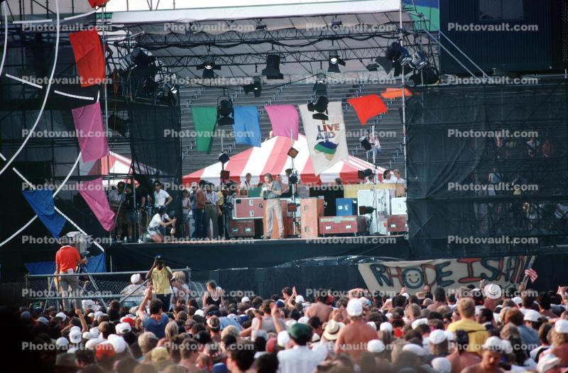 Stage, Jeff Bridges at Live Aid, Philadelphia, JFK Stadium