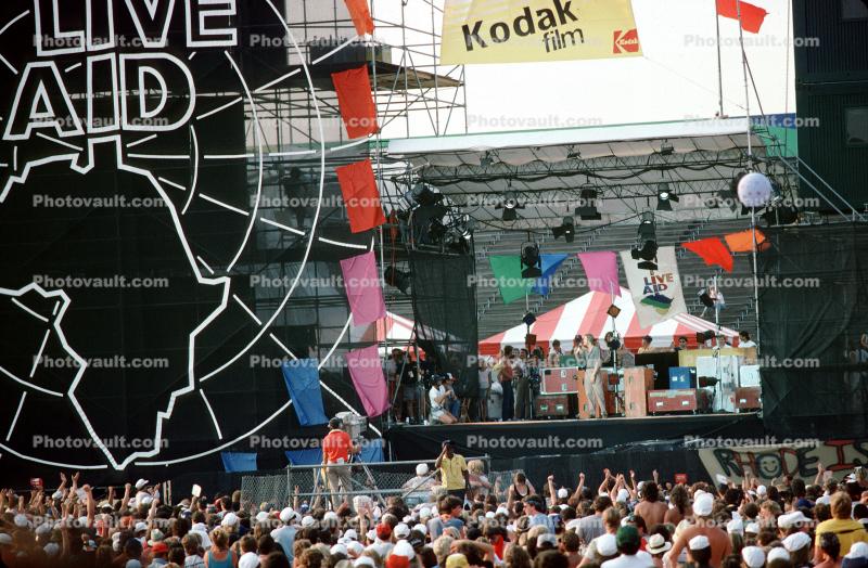 Jeff Bridges, Kenny Loggins, Stage at Live Aid, Philadelphia, JFK Stadium