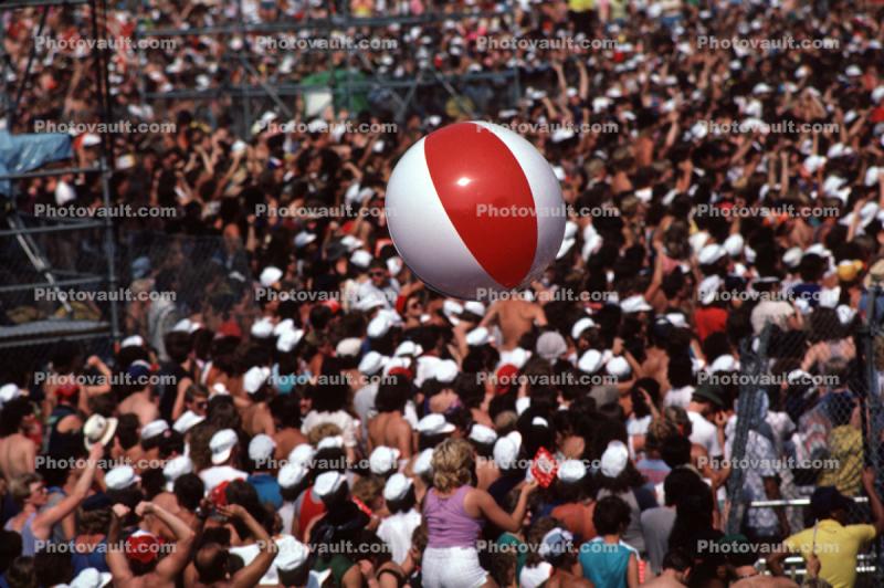 JFK Stadium, Live Aid Benefit Concert, 1985, Philadelphia, Audience, People, Crowds, Spectators, beach ball