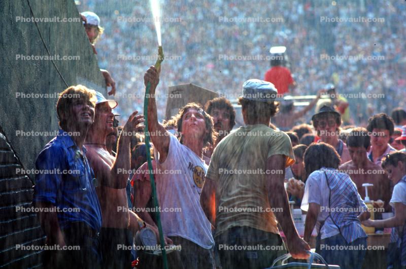 Water Spray, hot, cooling off, Spectators, Audience, People, Crowds, JFK Stadium, Live Aid Benefit Concert, 1985