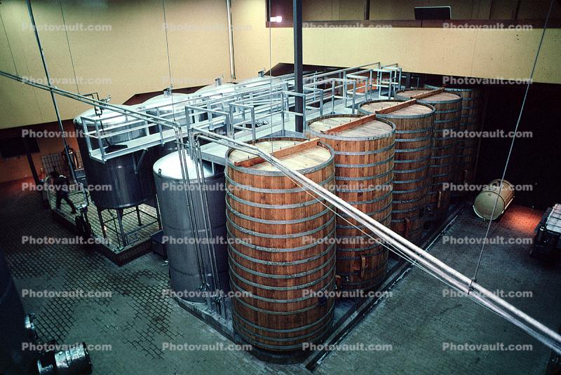 Oak Aging barrels, Wood, Wooden Barrels, Fermenting Tanks, Metal, Aluminum Barrels