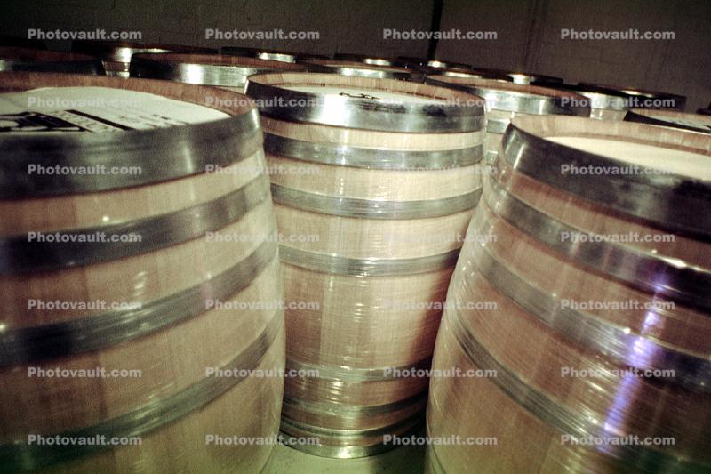 Oak Aging barrels, Wood, Wooden Barrels, Fermenting Tanks