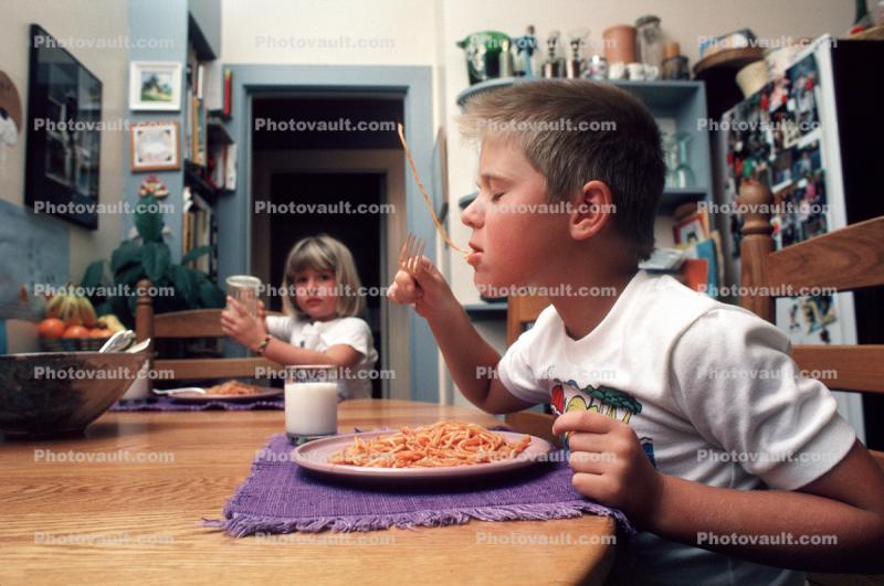 Zack Lapid eating spaghetti