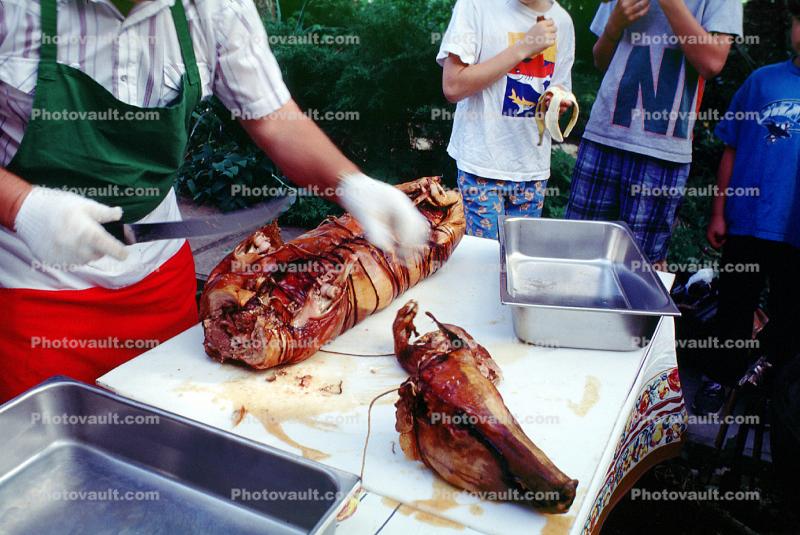 Head Chopped Off, Pig Head, Carving, Chef, Decapitated, Knife, Meat, White Meat, Tray, Tablecloth, Roasted Pig, Roast