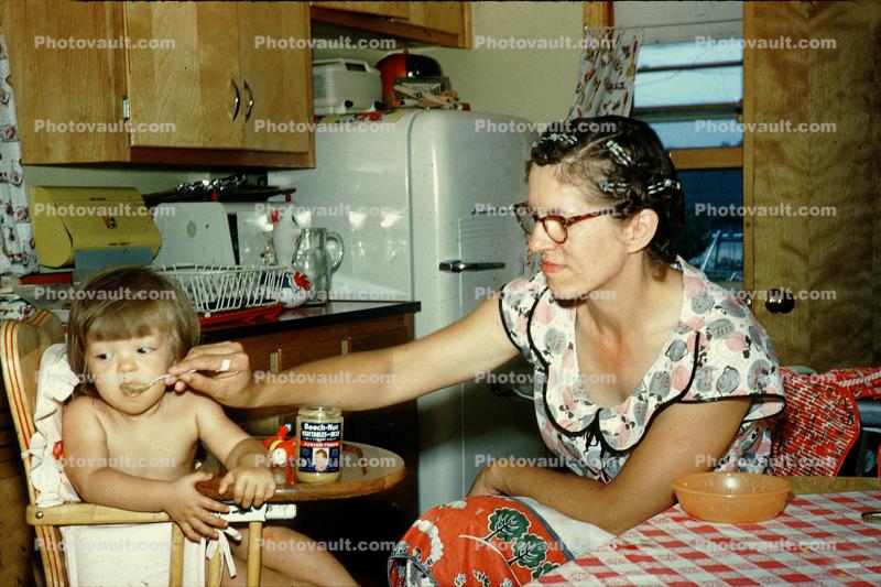 Mother Feeding Daughter, Hair Curlers, Haircurlers, hair roller, hairrollers, lockenwickler, highchair, 1950s