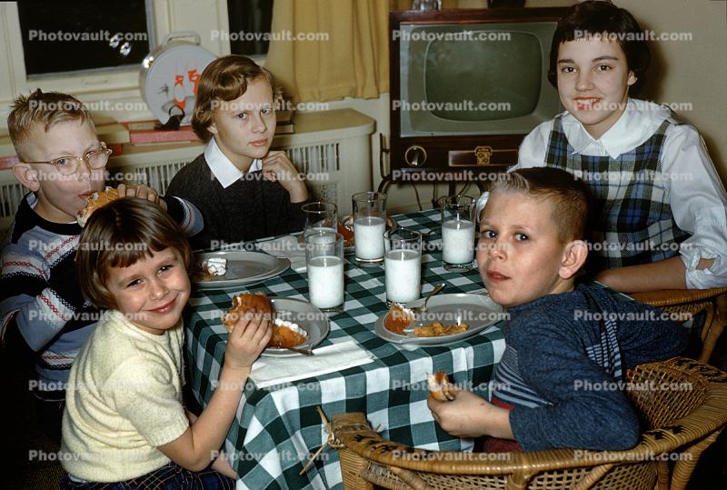 Glasses of Milk, Boys and Girls, eating, Hamburger, television, 1950s, Dinner. Women, Men, couples, Mouth full, Table Cloth