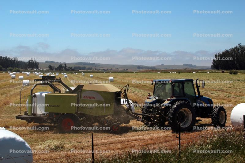 Tractor, baling hay, rolls, dust, dusty, Uniwrap, Rollant, CLAAG