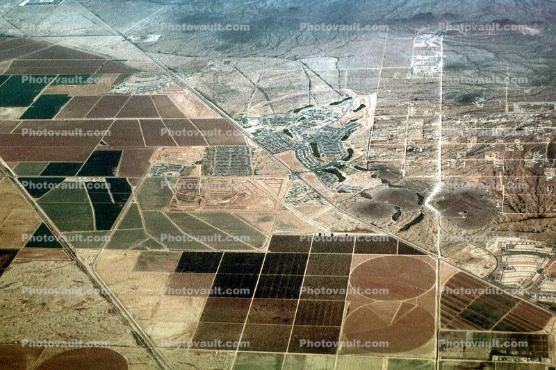 Center-pivot irrigation, east of, Phoenix, Arizona, patchwork, checkerboard patterns, farmfields