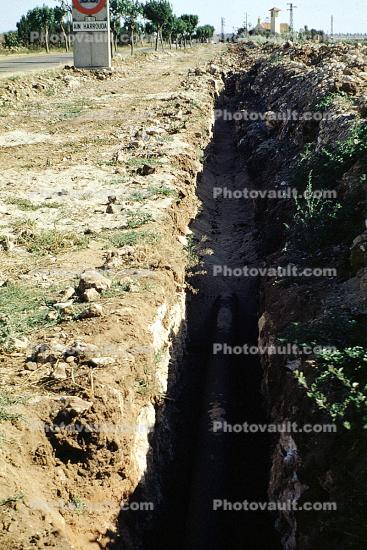 Laying down Water Pipe, Pipline, Ditch, Africa